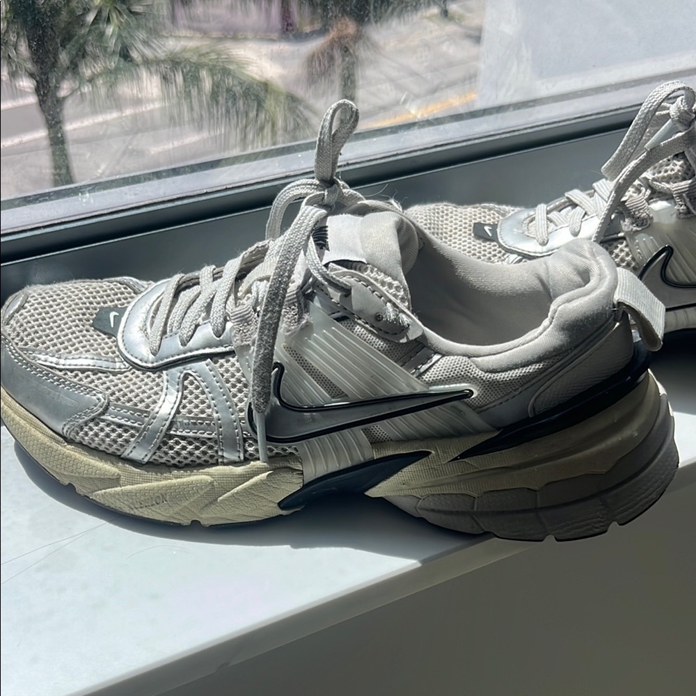 V2K Run in Summit White & Metallic Silver